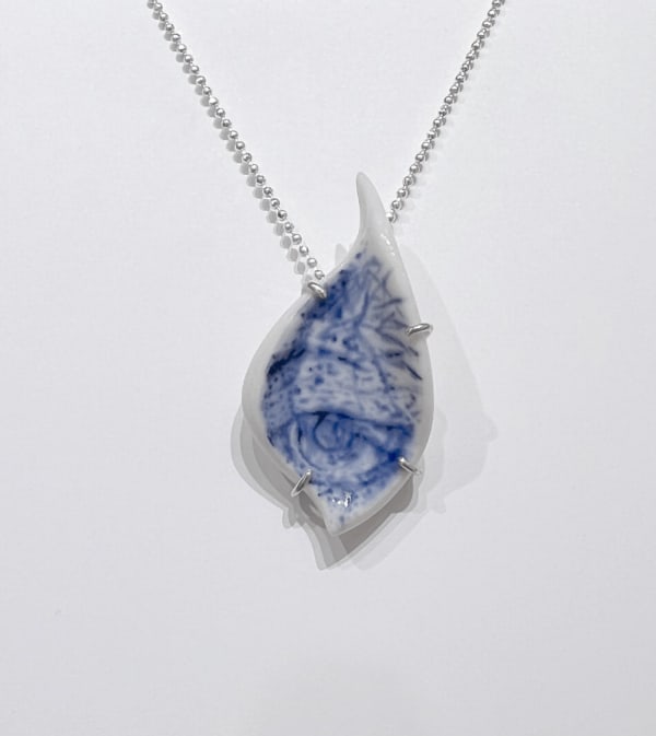 John Medina & Haldo Hernández, "Mirada pétrea" (Dije), 2025