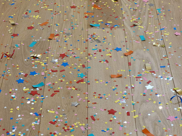 Laurent Pernot JOUR DE FÊTE, 2022 5000 confettis of painted stainless steel Floor installation, dimensions variable Unique