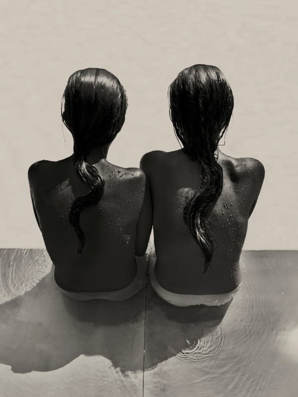 BY THE POOL (Ed. AP1)