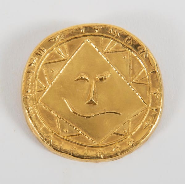 Pablo Picasso Médaillon Tête géométrique, 1956 23 karat gold medallion with an original wood box diameter: 5 cm, 2 in