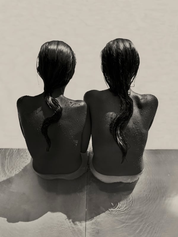 Neeltje de Vries, BY THE POOL