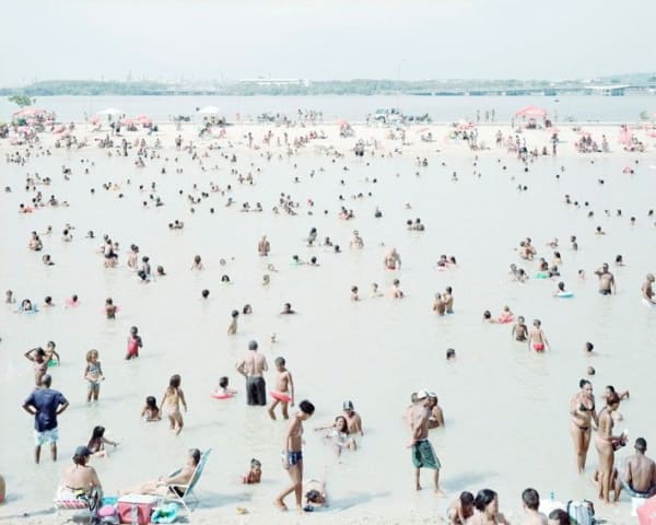 Massimo Vitali, Piscinao de Ramos, Brazil #4731, 2013