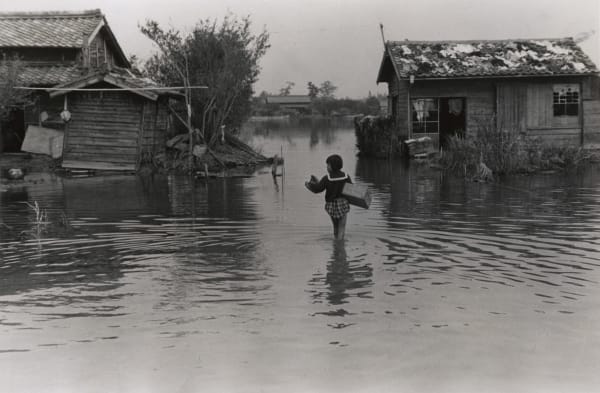 Shomei Tomatsu, On her way back home with box, c. 1955