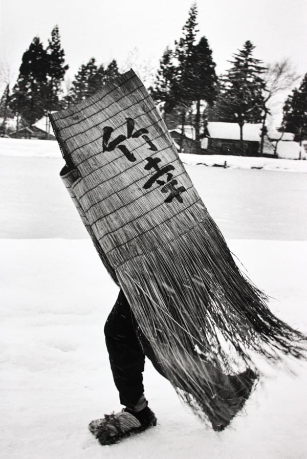 Hiroshi Hamaya, A woman in a straw raincoat, Tokamachi, Niigata, 1956