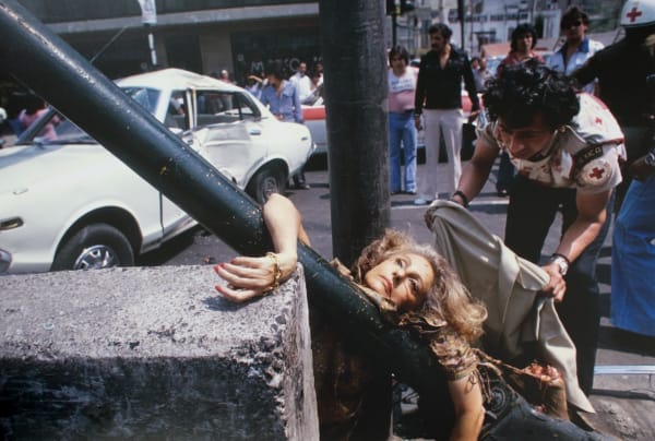 Enrique Metinides, Mexico City, Aprl 29, 1979 (Primer plano de mujer rubia arrollada e impactada contra un poste, ed avenida...