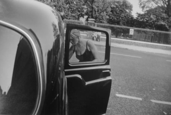 Garry Winogrand, Woman entering a cab, Kings Road, London