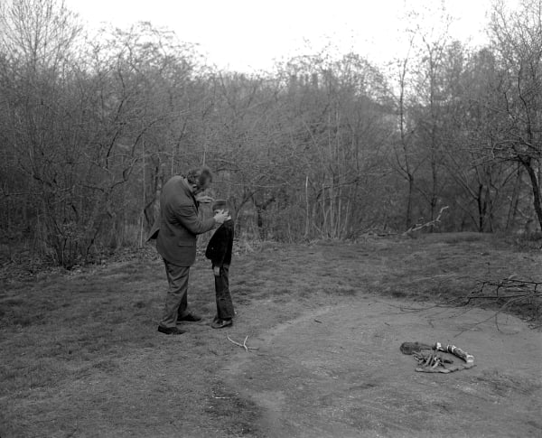 Tod Papageorge, Central Park, 1980 (Father Combing Son’s Hair), 1980