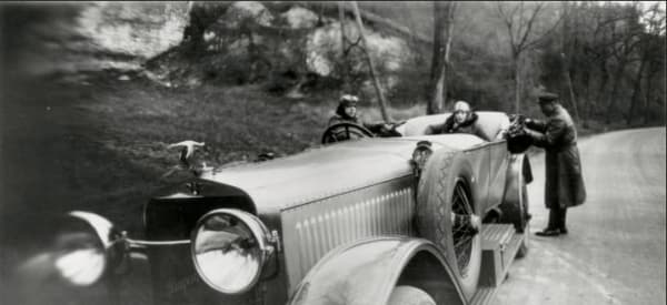 Jacques Henri Lartigue, Namie, Bibi et Jean le Chauffeur Automobile Hispano-Suiza 32 HP. Sur la route de Hailgate, 1927