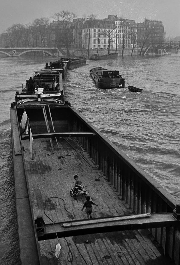 Willy Ronis - La Peniche Aux Enfants, Pont Neuf, Paris, France, 1959, printed later