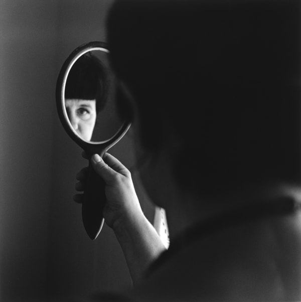 克里斯托弗.戴樂, 《Álfheiður 握著祖母的鏡子》 Álfheiður holding her grandmother's mirror, 2014