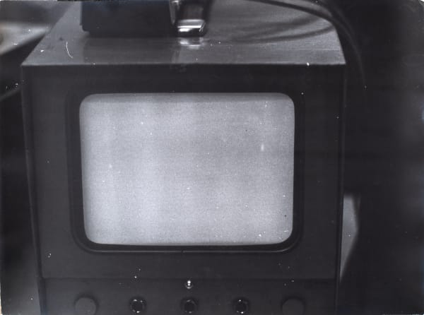 Emilio Prini, Una fotografia da "Magnete/Proiezione TV/. Programmazione di elementi a proiezione miniaturizzata con cancellazione alterna del quadro" (o FILM TV - 5 Min), 1967-70