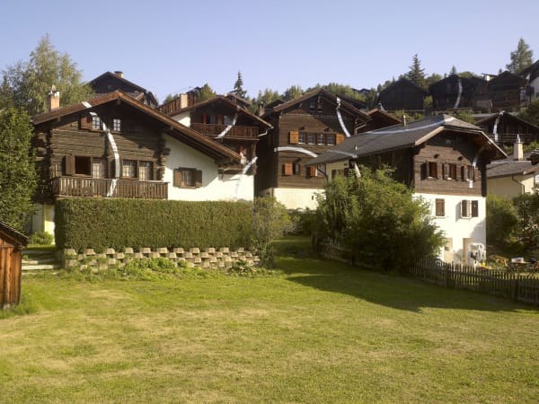 Felice Varini, Cercle et suite d’éclats » Vercorin, 2009