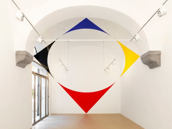Felice Varini, Blu giallo rosso e nero tra il trapezio e l’ellisse, 2014