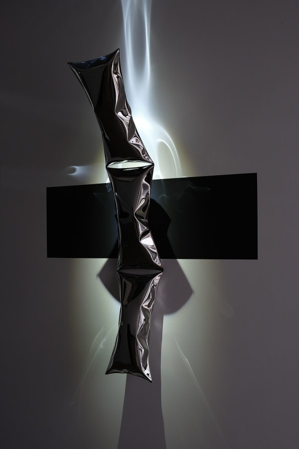 Braddon Snape Allusive Object (3 Chamber Strip), 2021 Welded, inflated, and mirror polished, 304 stainless steel 150 x 30 x 27cm