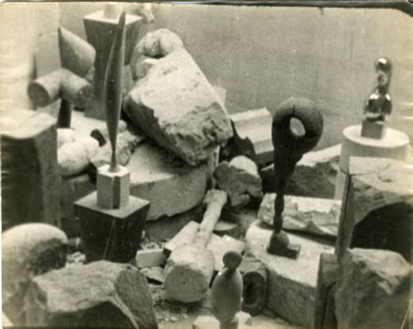 Constantin Brancusi Vue d'ensemble de l'atelier tirage gélatino-argentique 23,8 x 29,9 cm sous verre