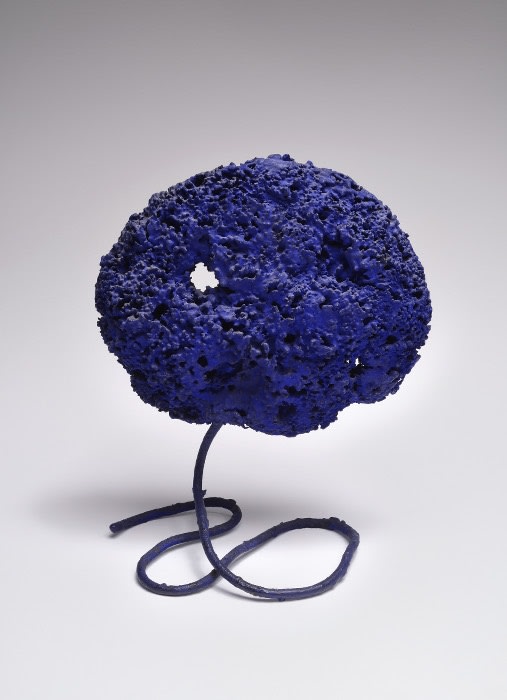Yves Klein Sculpture éponge bleue sans titre (SE 229) pigment pur et résine synthétique, éponge naturelle, tige en métal 24 x 15 x 11,5 cm