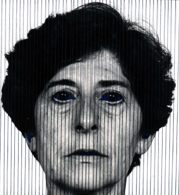 Esther Ferrer Autoportrait avec des yeux bleus photographie noir et blanc, travaillée avec des fils bleus & encre de chine 29 x 39 cm