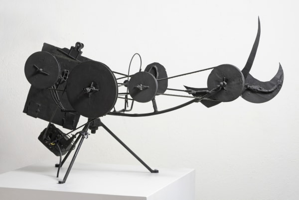 Jean Tinguely Métamatic n°7 Métal peint, fils, acier, ceintures en caoutchouc, moteur électrique et papier. 89 x 37,2 x 57 cm 15 3/4 by 12 5/8 by 0 3/4 in
