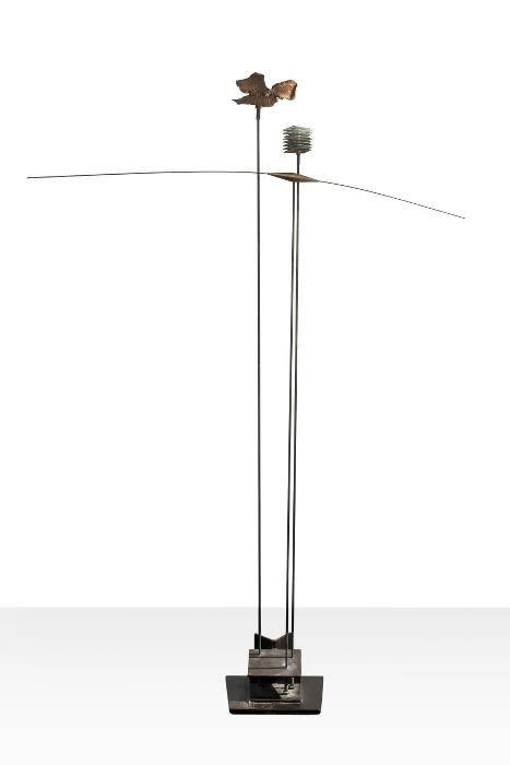 Vassilakis Takis Signal sculpture en métal - trois tiges de fer surmontées d'ornements 210 x 220 x 30 cm 17 3/4 by 26 in.