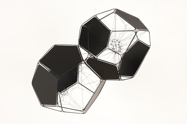 Tomás Saraceno LEDA 33452/M+Mb, 2016 Acier inoxydable laqué, panneaux en acier inoxydable laqué noir, corde en polyester, fil de pêche, fil de fer 60 x 113 x 65 cm (2 modules, ø 60 cm chacun)