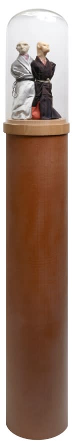 Thomas Schütte Sans titre (United Ennemies) tissus, fils de laine métallique, tube en PVC et cloche en verre 186 x 26 cm (avec socle) 13 x 6 x 6 in
