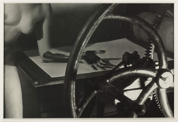 Man Ray Meret Oppenheim à la presse tirage argentique d'époque 12,4 x 17,8 cm (disponible) 12,4 x 17,8 cm (available)
