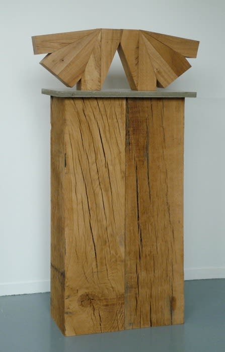 Raphaël Zarka prismatique (P5), 2013 chêne, béton, chêne ressuyé (sculpture en trois éléments) 130 cm x 63 cm x 36 cm.
