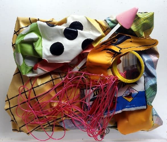 Gérard Deschamps La plage accumulation d'objets en plastique 47 x 56 x 10 cm (disponible) 47 x 56 x 10 cm (available)