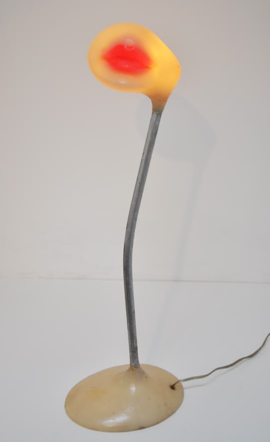Alina Szapocznikow Lampe-bouche Polyester teinté, métal, ampoule électrique, câble 42 x 14,5 x 11 cm