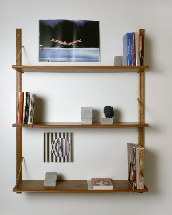 Carol Bove White women étagères en bois et métal, livres, objets en bronze et ciment 112 x 81 x 25 cm 8 7/8 by 6 7/8 in.