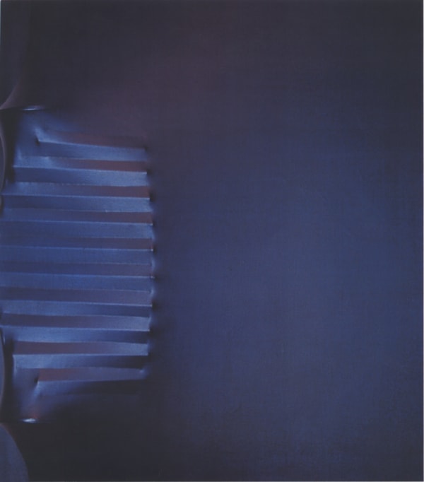 Agostino Bonalumi Sans titre (bleu) acrylique sur toile 100 x 86 x 20 cm
