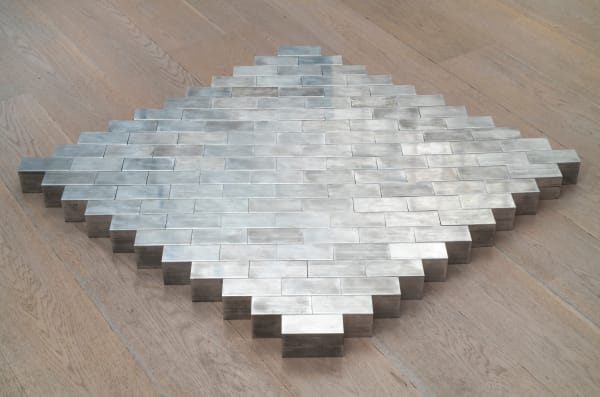 leonor antunes, modo de usor #10, 2006 sculpture composée de brics en aluminium, 121,5 x 105 x 6 cm