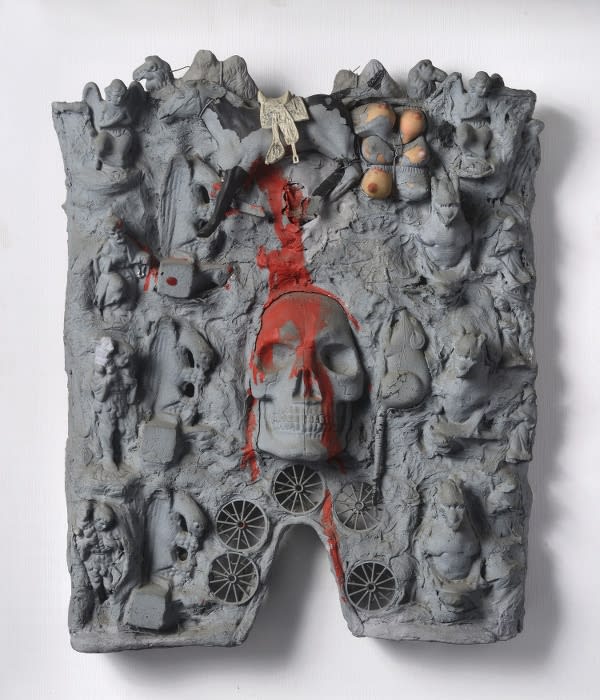 Niki De Saint Phalle Cathédrale (tir à la carabine) assemblage d'objets (crâne, santons et jouets) 58 x 45 x 10 cm