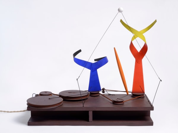 Alexander Calder Dancers and Sphere (archives N° A00280) feuilles de métal, bois peint, fil de fer et moteur (110 volts) H55 x L65 x P29 cm (disponible) H21 x W25 x D11 in.