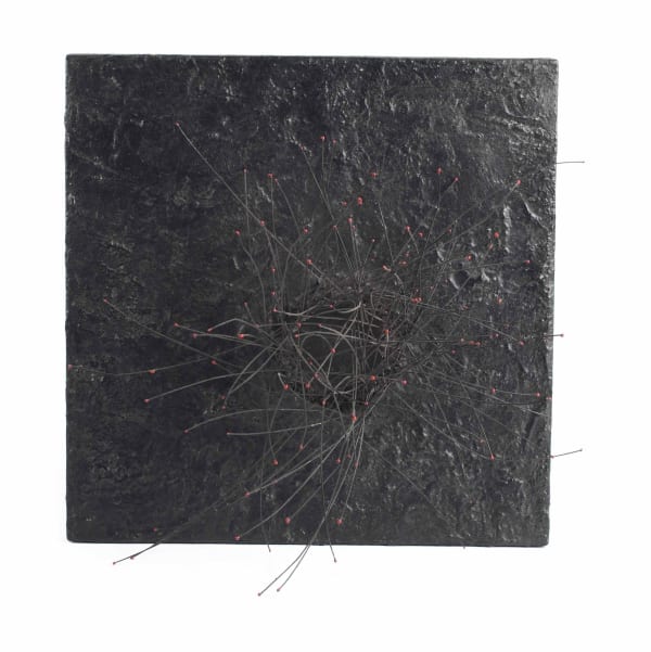 Pol Bury 113 Points rouges sur fond noir fils de nylon sur bois peint et moteur 40,5 x 41 cm