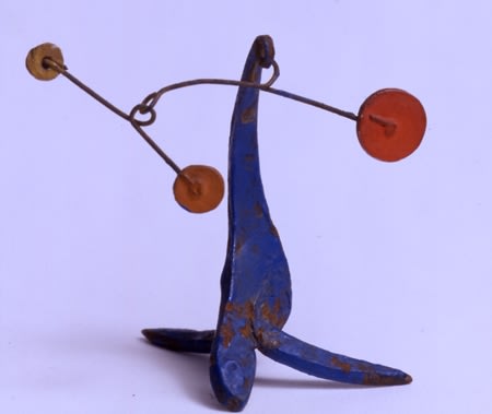 Alexander Calder Otarie (Archives N° A 24687) Trépied bleu avec 2 éléments jaunes et 1 rouge 5 x 7 x 5 cm