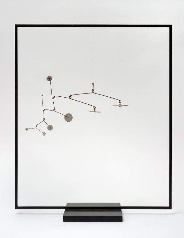 Alexander Calder Mobile 8 disque blancs en métal peint 15 x 22 cm 16 by 14 in.