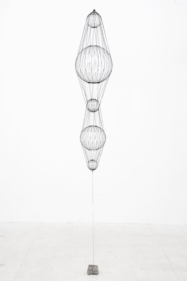 Tomás Saraceno Aerosolar Aquila, 2018 Sphères de verre soufflé à la main, corde en polyester, corde en velours 210,8 × 30 × 30 cm