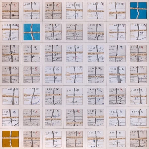 Gil Joseph Wolman L'arrêt du mécanisme assemblage de talons de chèque séparés en deux, liés par des extraits de phrase tirés d'un journal, positionnés dans une poschette de diapositives 35 x 35 cm (archives) (archives)