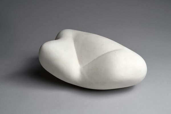 Jean Arp Sculpture d'une lettre sculpture en plâtre 10,5 x 24 x 15,5 cm 10,5 x 24 x 15,5 cm/ 10,5 x 24 x 15,5 cm (available)