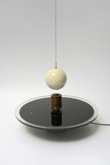 Vassilakis Takis Electromagnétique Bois, aimants, ca?ble, plexiglas, bobine de cuivre et syste?me e?lectrique Plateau : Ø 60 cm Boule : Ø 16 cm