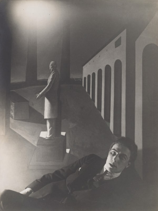 Man Ray André Breton devant un tableau de Giorgio de Chirico tirage argentique 22 x 16,5 cm