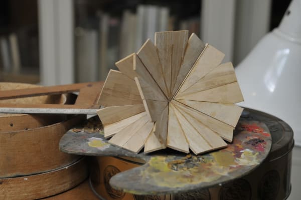 Raphaël Zarka Intérieur métaphysique avec forme à clé, 2012 tirage lamda, encadrement bois, verre 55 x 75 cm (encadré) - 52 x 72 cm (tirage)