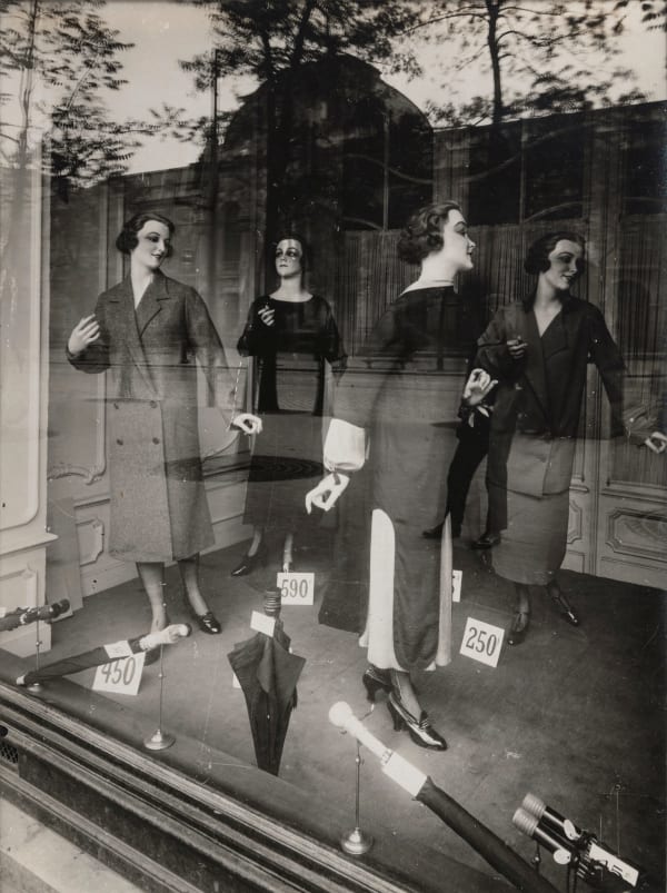 eugène Atget, magasin, avenue des gobelins, 1925 par Berenice Abbot, monté sur carton tirage gélatino-argentique 22,5 x 16,5 cm
