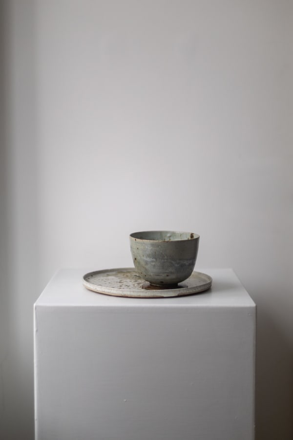 Chloé Rosetta Bell, Undercliff Footed Bowl and Platter with Brass Detail Set