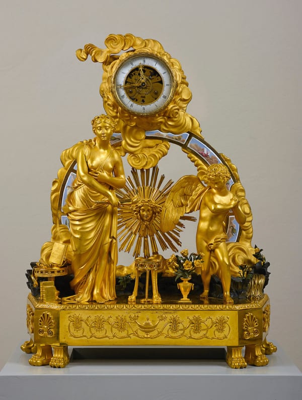 Pendola in bronzo dorato raffigurante il sarificio di Amore da parte di Flora, Francia, 1790-1805
