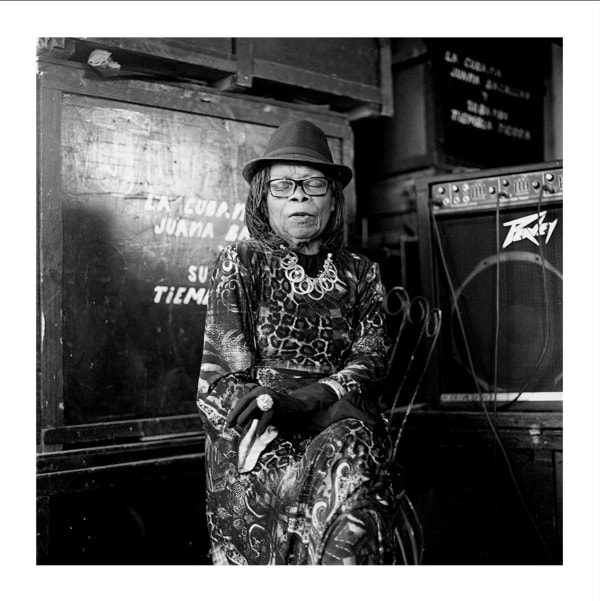 Juan Carlos Alom, Doña Juana Bacallao escuchando “Hear my train a coming”, 2015