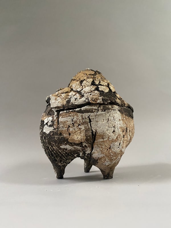 Macarena Salinas Etnia III, 2023 Gres quema reductora, lustre de oro 29 x 22 x 18 in 73.7 x 55.9 x 45.7 cm