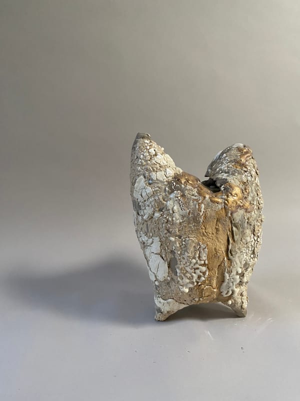 Macarena Salinas Etnia, 2023 Gres quema reductora, lustre de oro 11 3/8 x 5 1/8 x 7 7/8 in 29 x 13 x 20 cm