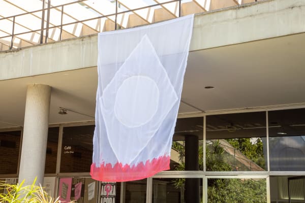 Panmela Castro, Bandeira ou Feminicídio de Pindorama [Flag or the Feminicide of Pindorama], da série Indumentária Marcada [Marked Clothing series], 2022